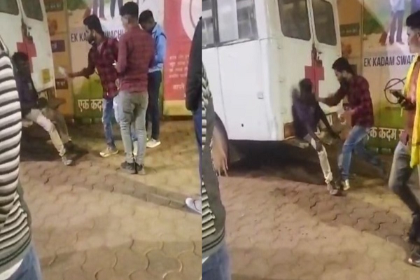 डेढ़ मिनट में 12 थप्पड़ : जिला अस्पताल के गार्ड और स्वीपर की गुंडागर्दी, आदिवासी युवक को जड़े ताबड़तोड़ थप्पड़