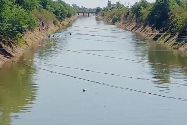 नहर में डूबने से तीन बच्चियों की मौत, दो शव बरामद, एक की तलाश जारी, गांव में पसरा मातम