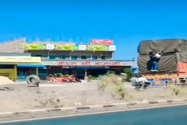 चलते ट्रक में चोरी का वीडियो वायरलः बाइक सवार बदमाश ने 46 सेकंड में ट्रक से पार कर दिया सामान