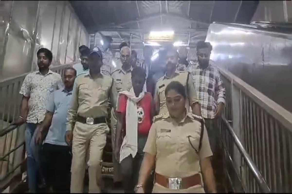 S-5 कोच से तीन यात्रियों को देख रुकी GRP, पूछा &ndash; &lsquo;तुम तो..&rsquo; जवाब सुनते ही मच गया हड़कंप