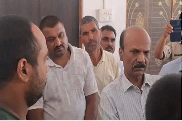  ASI के परिजनों से मिले DGP एक करोड़ रुपए की सहायता राशि दी, एक सदस्य को नौकरी का आश्वासन, मऊगंज हिंसा में हुए शहीद