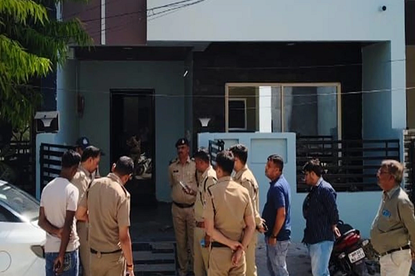 इंदौर में युवती की आंख में लगी गोली, अस्पताल में छोड़कर फरार हो गए दोस्त