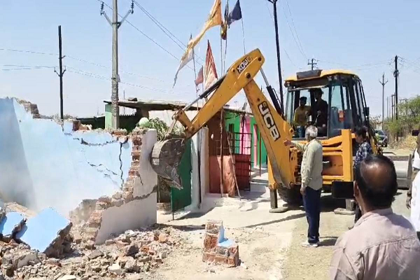 Damoh में फिर गरजा बुलडोजर: गौकशी के आरोपी के घर को किया जमीदोंज, करोड़ों की जमीन को कराया अतिक्रमण मुक्त
