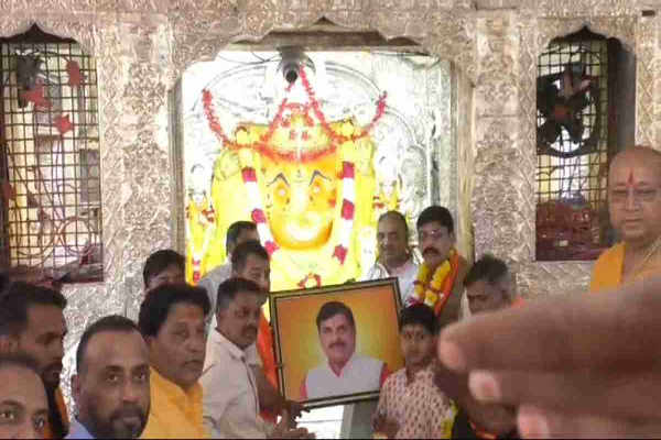 CM डॉ. मोहन के जन्मदिन पर खजराना गणेश मंदिर में विशेष यज्ञ, मुख्यमंत्री की तस्वीर के साथ BJP कार्यकर्ताओं ने की पूजा