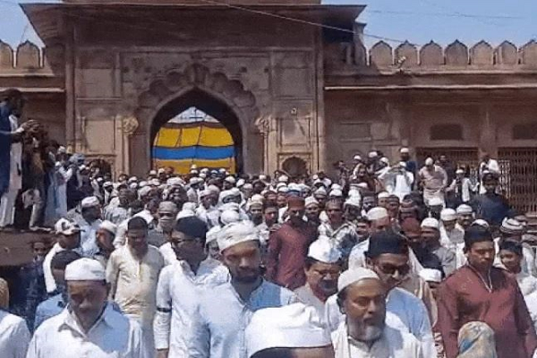 वक्फ बिल के विरोध में काली पट्टी बांधकर नमाज पढ़ी, राजधानी भोपाल में काजी बोले, वक्फ संपत्तियों पर है जालिमों की नजर