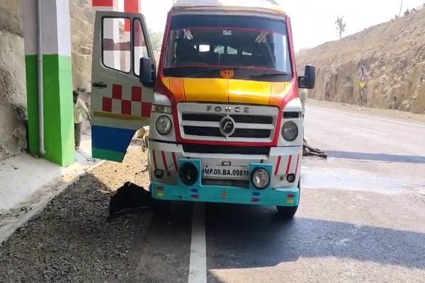 &lsquo;जीवनदायिनी&rsquo; वाहन का दुरुपयोग&hellip; एबुलेंस से की जा रही थी गोवंश तस्करी, फिर हुआ कुछ ऐसा कि गाड़ी छोड़ ड्राइवर हो गया फरार