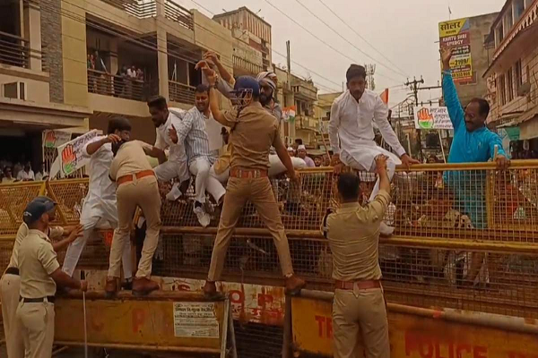कांग्रेस का विरोध प्रदर्शन: नगर पालिका के सामने पुलिस और कांग्रेसियों में झड़प, हिरासत में 25 से अधिक नेता