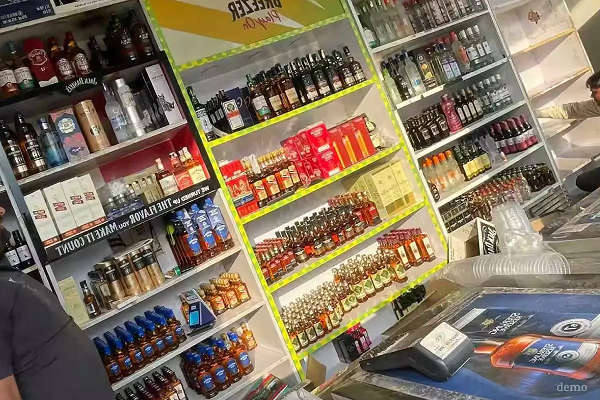 कमीशन नहीं दिया तो शराब दुकान पर बरसाईं गोलियां, मची सनसनी