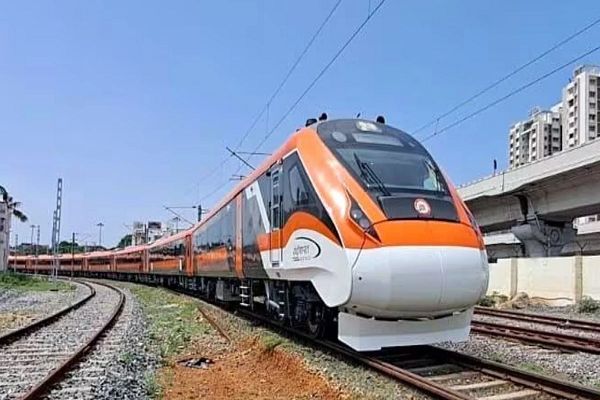 भारत की पहली सामान्य AC ट्रेन Vande Metro का ट्रायल
