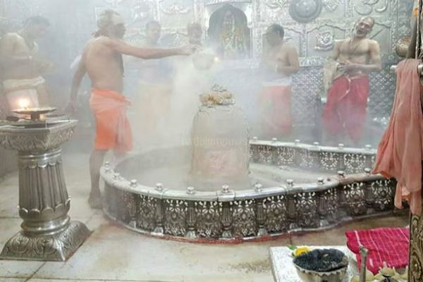  बाबा महाकाल की भस्म आरती में आम भक्तों के लिए भी वीआईपी व्यवस्था, रात 2 बजे सीधे मिलेगा प्रवेश