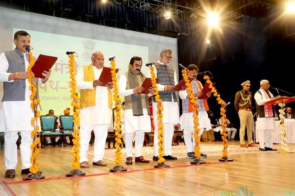 राज्यपाल श्री मंगुभाई पटेल ने नवनियुक्त मंत्रियों को दिलाई शपथ 18 मंत्री, 6 राज्यमंत्री स्वतंत्र प्रभार और 4 राज्यमंत्रियों ने ली शपथ   राजभवन में आयोजित हुआ गरिमामय समारोह
