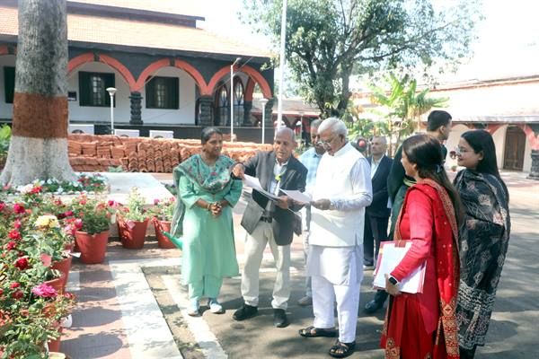 राज्यपाल श्री पटेल ने विजेता गुलाब के पुष्पों का किया अवलोकन 43 वीं अखिल भारतीय गुलाब प्रदर्शनी में राजभवन को 24 पुरस्कार मिले