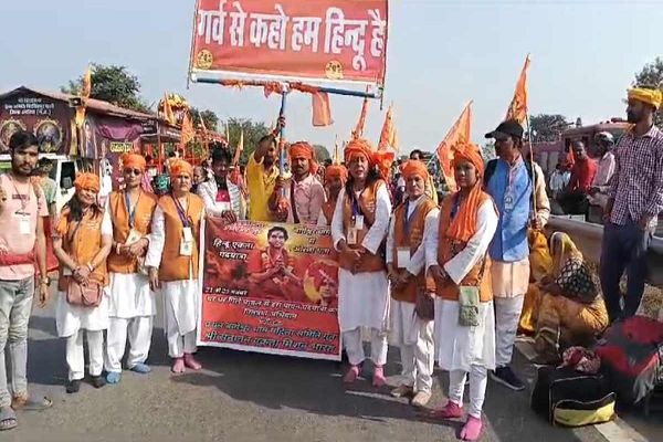 सनातन हिंदू एकता पदयात्रा में महिलाएं भी हुई शामिल, घर-घर जा कर लगाए &lsquo;हिंदू जाग जाओ भगवा लहराओ&rsquo; के नारे