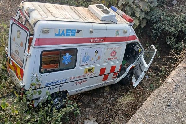 एमपी के रायसेन में पलटी एंबुलेंस, मरीज और उसकी पत्नी की मौत