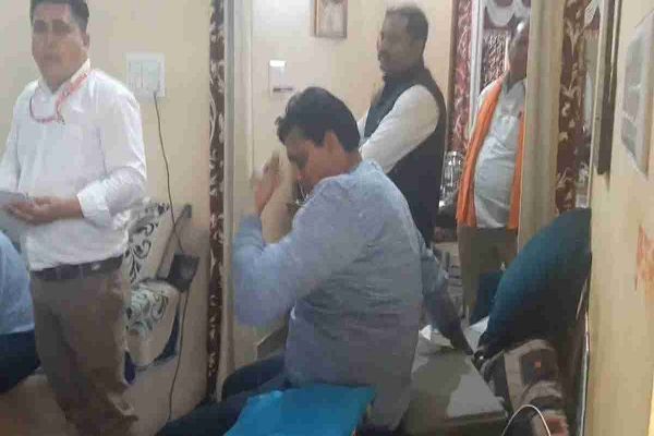 धन कुबेर निकला शिक्षकः बाप बेटे के नाम पर करीब 90 जमीनों के कागजात, लाखों के गहने और बैंक अकाउंट, लोकायुक्त ने कल मारा था घर और फार्म हाउस पर छापा