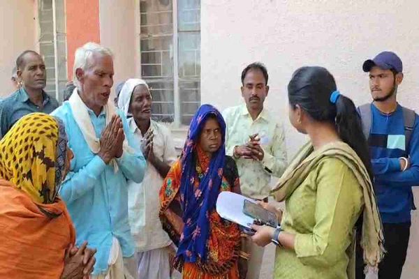 &lsquo;प्लीज SDM मैडम, रोड बनवा दीजिए&hellip;&rsquo;, अधिकारियों के आगे नतमस्तक होने को मजबूर हुए ग्रामीण, हाथ जोड़कर की विनती