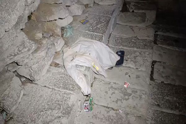 दर्दनाक हादसाः तालाब में नहाने गए दो छात्र डूबे, मौके पर मिले बच्चों के कपड़े, जूते और पैसे, एक शव बरामद, रेस्क्यू जारी