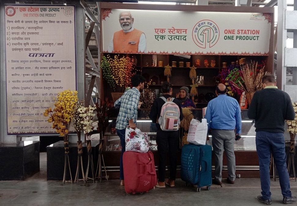 देश के 21 राज्यों और 3 केंद्र शासित प्रदेशों के 728 रेलवे स्टेशनों को 785 &lsquo;एक स्टेशन एक उत्पाद&rsquo; बिक्री केन्द्र के रूप में शामिल किया गया है&rdquo;