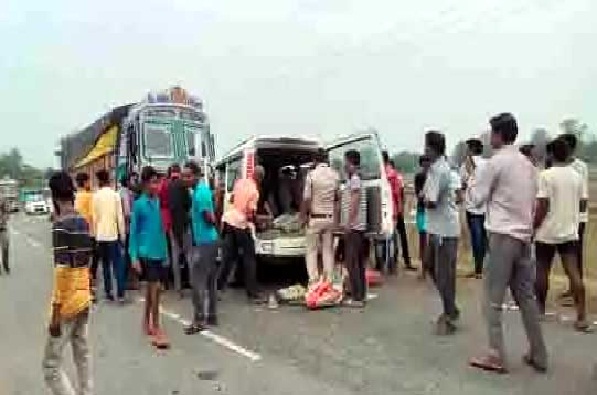 सड़क दुर्घटना में 3 छात्रों की मौत, घर में मचा कोहराम