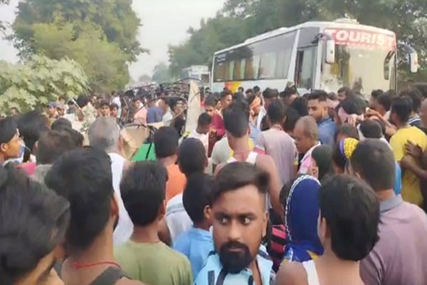  बिहार के मुजफ्फरपुर में बस ने तिपहिया वाहन को मारी टक्कर, 5 की मौत