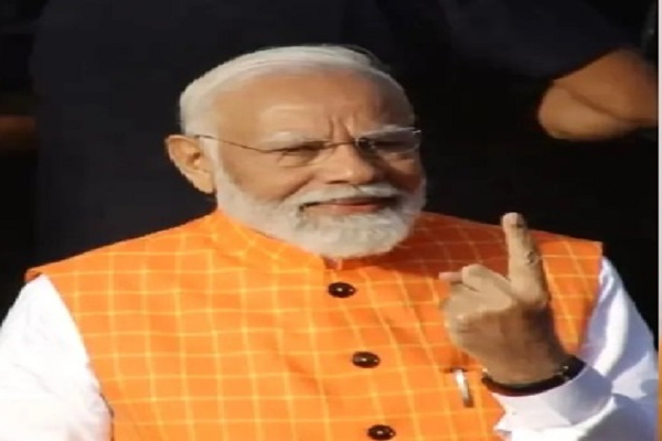 पीएम मोदी ने अहमदाबाद में की वोटिंग