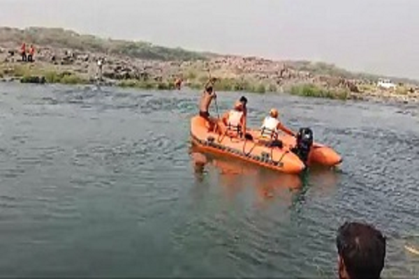 पिकनिक मनाने गए 5 दोस्त नदी में डूबे