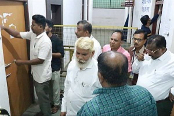 9 सर्विस वोटर्स के वोट डाक मत पत्र के स्ट्रांग रूम में रखे गए