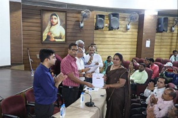 मतदान में उत्कृष्ट योगदान देने वाले 82 बीएलओ सम्मानित