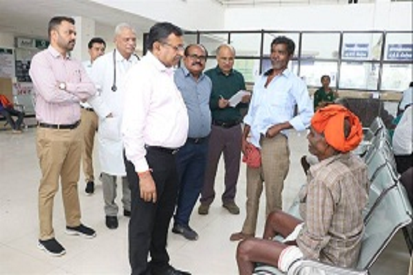 कमिश्नर ने किया मेडिकल कालेज का निरीक्षण