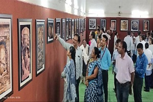 संग्रहालय में लगाई गई छाया चित्र प्रदर्शनी का शुभांरभ