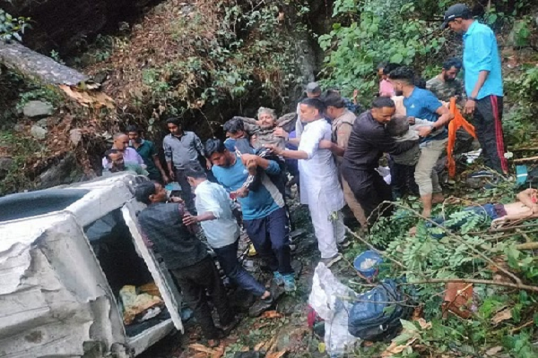 खाई में गिरी गाड़ी : एक ही परिवार के 3 सदस्यों समेत 7 लोगों की मौत