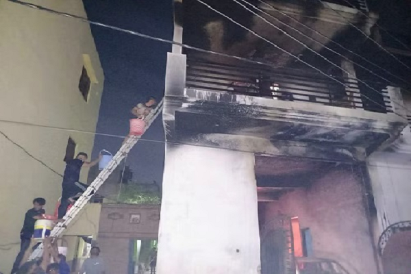 दो मंजिला मकान में लगी आग, दो मासूम समेत 5 की मौत...