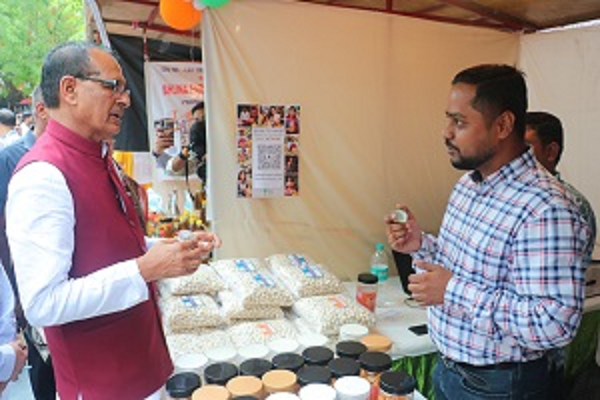 केंद्रीय मंत्री श्री चौहान ने कहा कि प्रधानमंत्री श्री मोदी के नेतृत्व में किसान कल्याण सर्वोपरि है