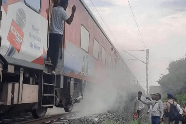 अमरकंटक एक्सप्रेस में आग लग गई। आग एसी कोच के निचले हिस्से में लगी हादसे के बाद यात्री दहशत में आ गए