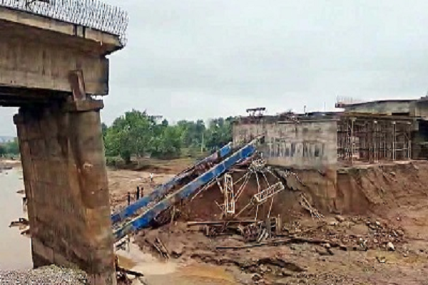 पखवाड़े के भीतर लगभग एक दर्जन छोटे-बड़े पुलों के ध्वस्त होने की घटनाएं