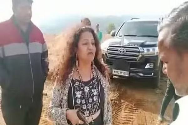  मनोरमा खेडकर और पिता दिलीप खेडकर के खिलाफ किसानों को धमकाने के आरोप में एफआईआर दर्ज की गई