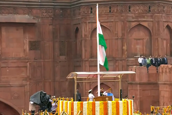 पीएम मोदी ने स्वतंत्रता दिवस पर 11वीं बार लालकिले की प्राचीर पर फहराया तिरंगा