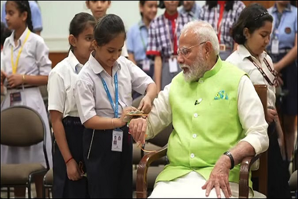 प्रधानमंत्री नरेंद्र मोदी ने स्कूल के बच्चों के साथ रक्षाबंधन का त्योहार मनाया