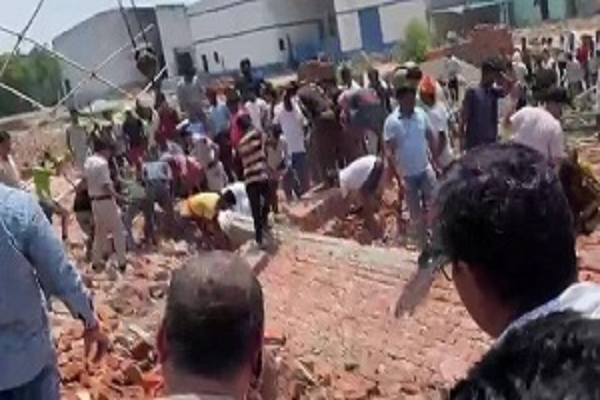 भारी बारिश से गिरीं दो जर्जर दीवारें, 3 की मौत