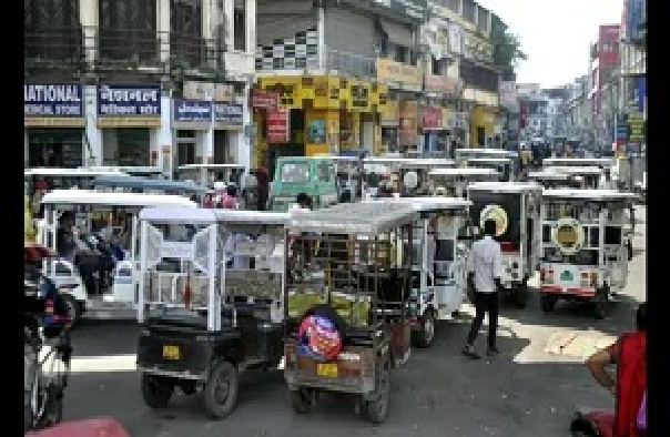 अवैध ई-रिक्शों पर एक्शन, क्रश किए 114 रिक्शे