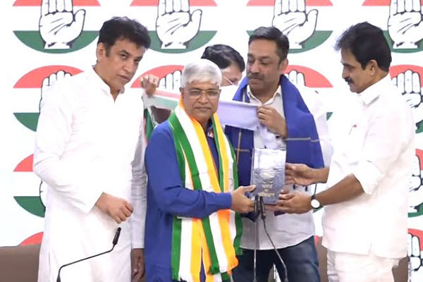 राहुल गांधी के विचारों से प्रभावित होकर राजेंद्र पाल गौतम कांग्रेस में शामिल