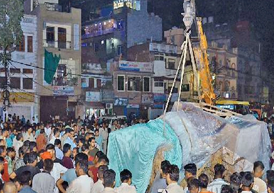 गणपति प्रतिमा के गिरने की जगह पर थे सौ से अधिक गड्ढे, यानि कागजों, दावों में पैचवर्क, इसलिए क्षतिग्रस्त हुई "आस्था"