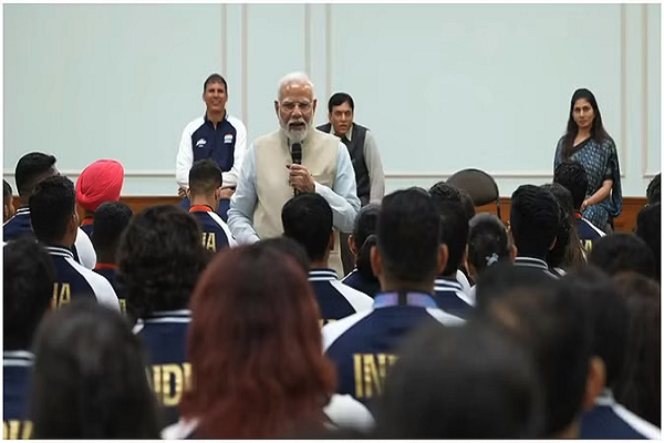 पेरिस पैरालंपिक में इतिहास रचने वाले खिलाड़ियों से मिले पीएम मोदी