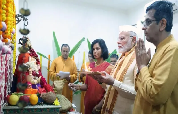 चीफ़ जस्टिस के घर पर प्रधानमंत्री के जाने को लेकर विवाद, जजों के लिए दिशानिर्देश क्या कहते हैं?