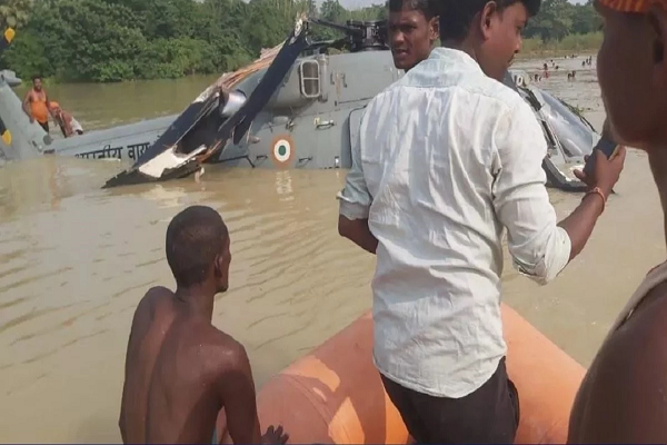 Muzaffarpur Helicopter Crash: मुजफ्फरपुर में राहत सामग्री बांटने आया हेलीकॉप्टर पानी में गिरा, ग्रामीणों ने जवानों को निकाला बाहर, देखें Photos