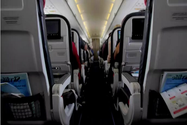 विमान में यात्रियों के सामने सभी स्क्रीन पर 1 घंटे तक चलता रहा अश्लील वीडियो&hellip; बच्चे-महिलाएं हुए असहज