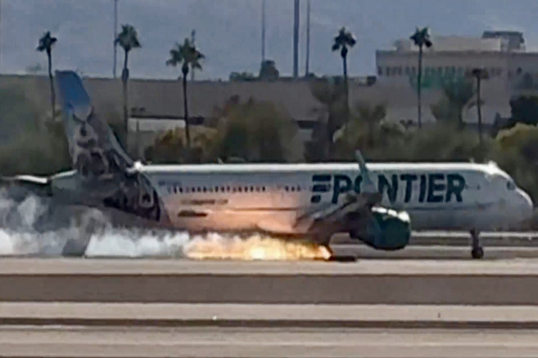 अमेरिका में इमरजेंसी लैंडिंग के दौरान विमान लगी आग
