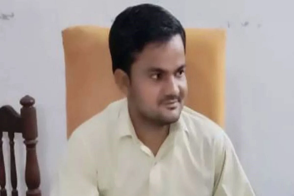 करवा चौथ के दिन पति ने लगाई फांसी, पत्नी का व्रत खुलवाकर साड़ी को बनाया फंदा