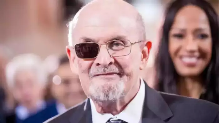 सलमान रुश्दी की 'द सैटेनिक वर्सेस' पर हट गया बैन? दिल्ली हाईकोर्ट ने फैसले में क्या कहा जानिए