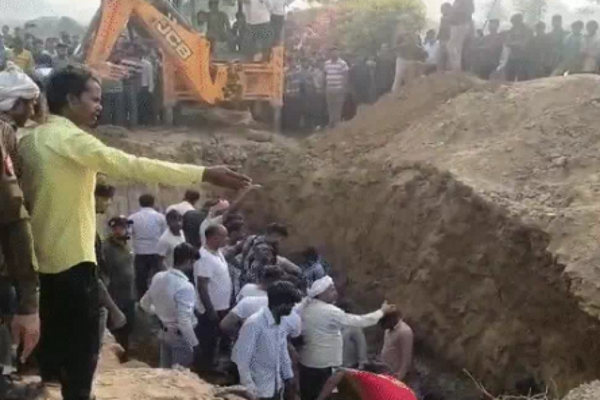 UP में बड़ा हादसा: 4 महिलाओं की दर्दनाक मौत, खुदाई के दौरान मिट्टी गिरने से कई लोग दबे, सीएम योगी ने जताया दुख